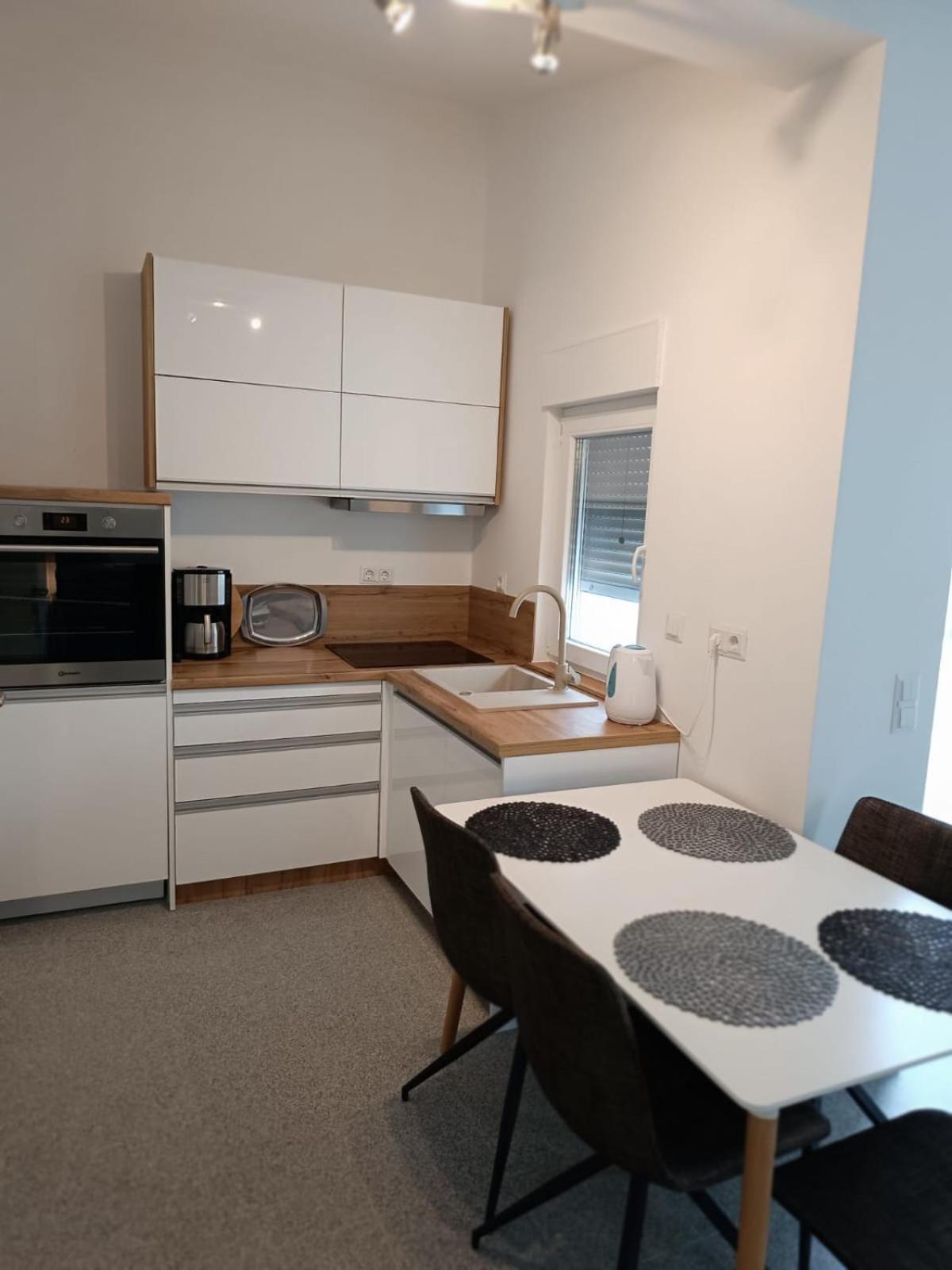 Harizma Apartment Primosten Bilik gambar